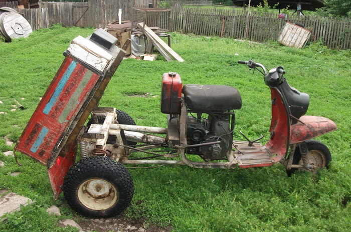 Scooter Ant. Old Soviet Motor Scooter on Three Wheels with a Cart Stock  Image - Image of memory, graves: 111893521