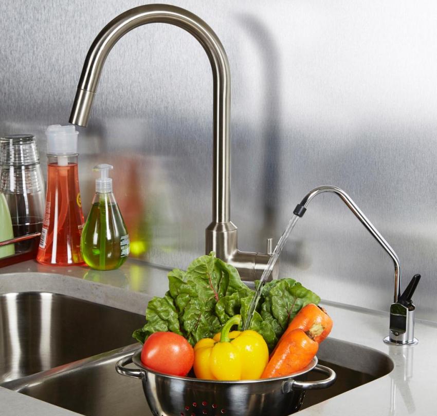 Penapis Untuk Air Di Dapur Lebih Baik Bawah Satu Lagi Pilihan Untuk Meletn Penapis Sedemikian Dalam Kes Di Mana Tidak Ada Ruang Kosong Yang Cukup Bawah Sink Adalah Penetapan Pada Dinding