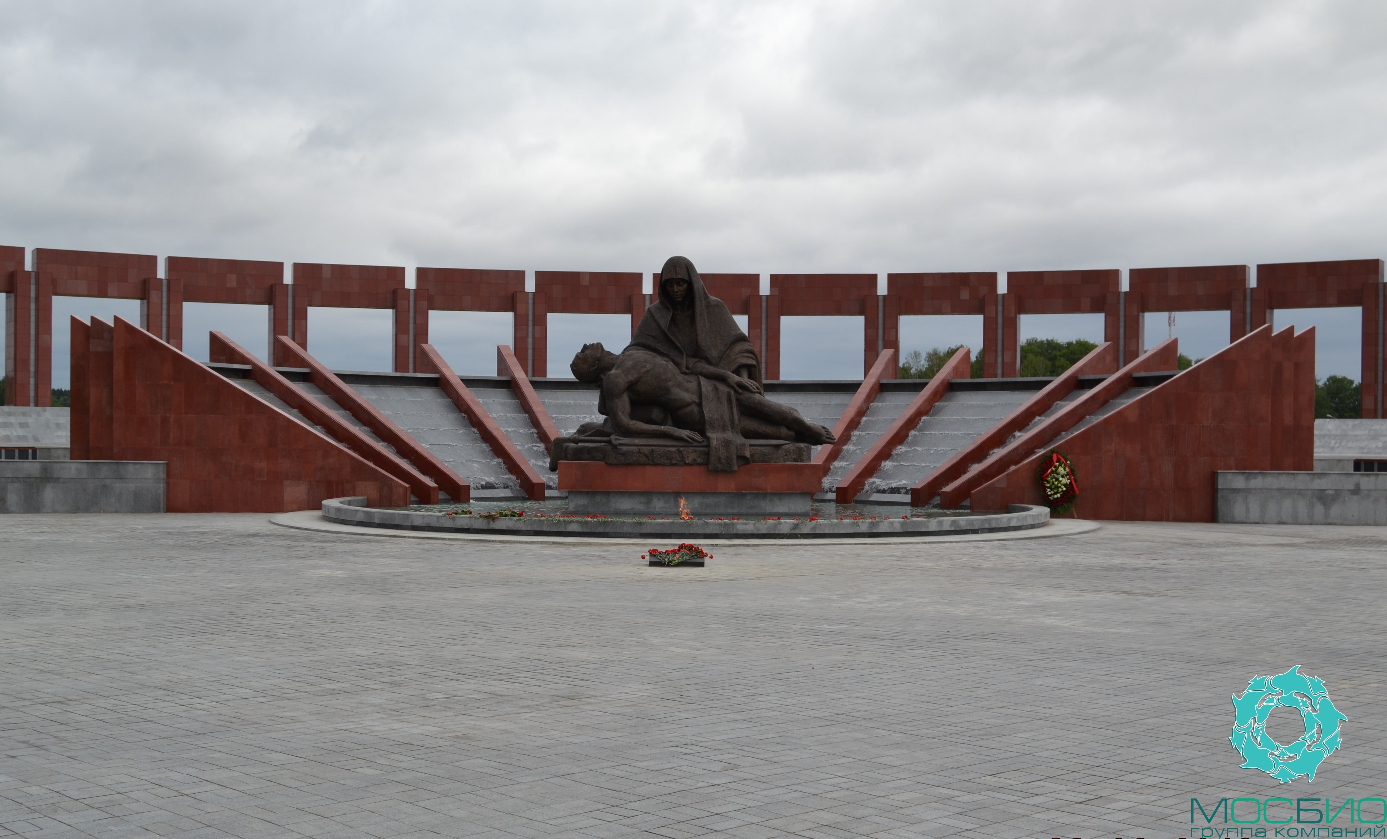 Федеральное военное мемориальное кладбище. Федеральное мемориальное кладбище Мытищи. Мемориальный комплекс в Мытищах. Федеральный военно мемориальный комплекс в Мытищах. Военное кладбище в Мытищах.